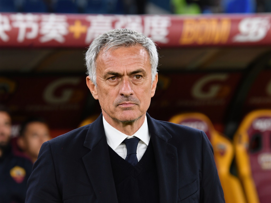 穆里尼奥后劲不足,德罗西首秀抢眼:累计得分形成鲜明对比 从执教风格来看,穆里尼奥更多依赖个人魅力